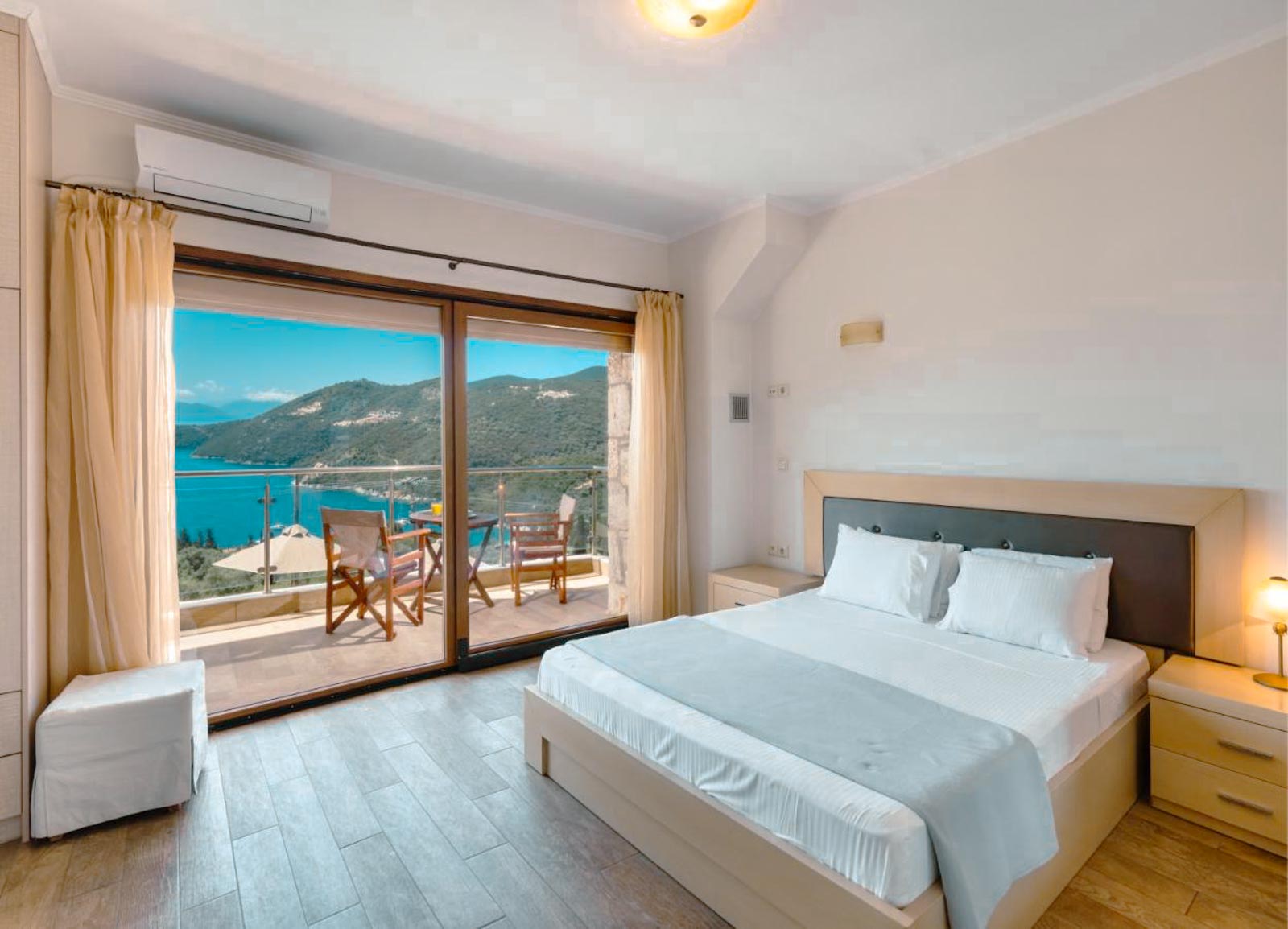 Bedroom with Balcony and Sea View
